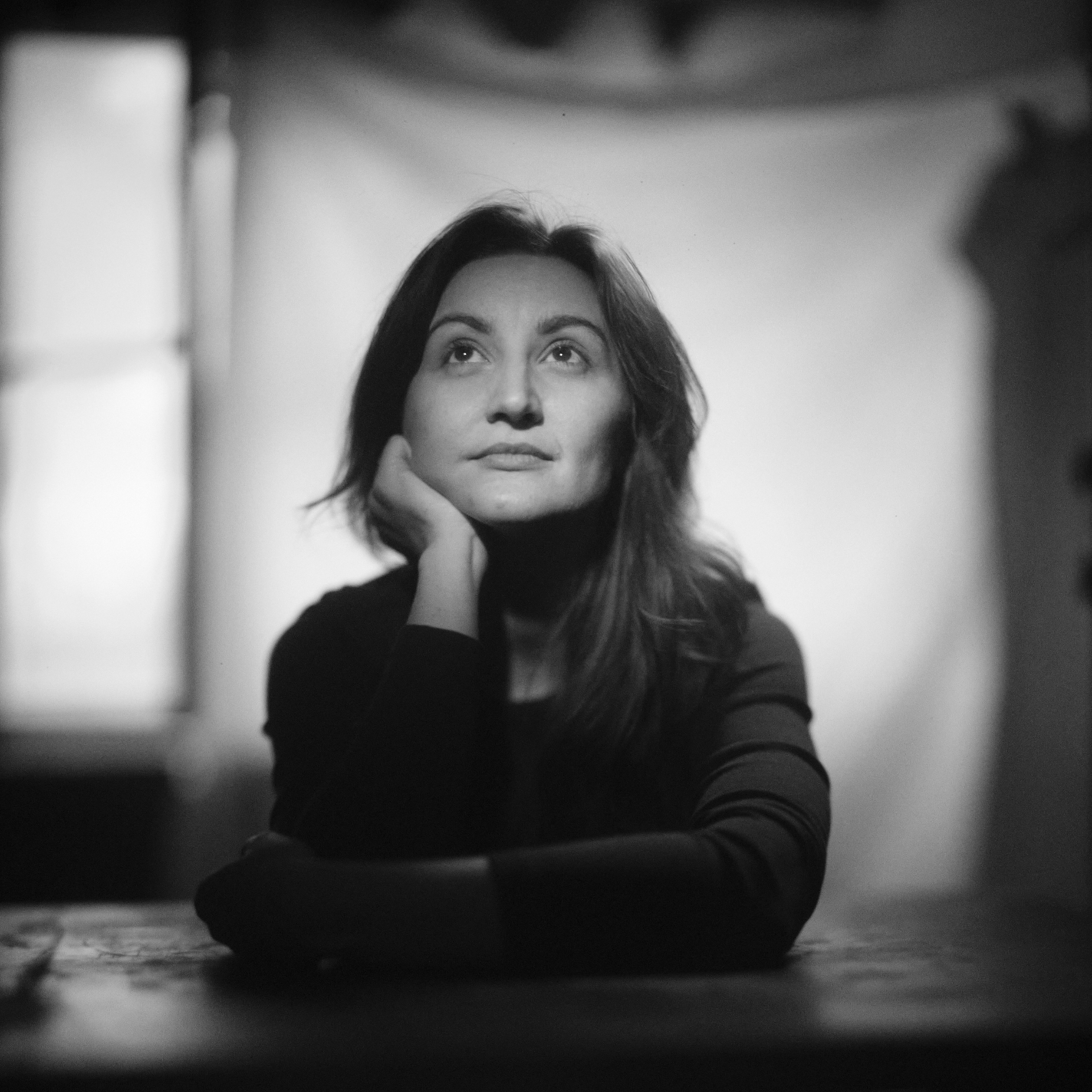 Екатерина за столом, задумчивый портрет